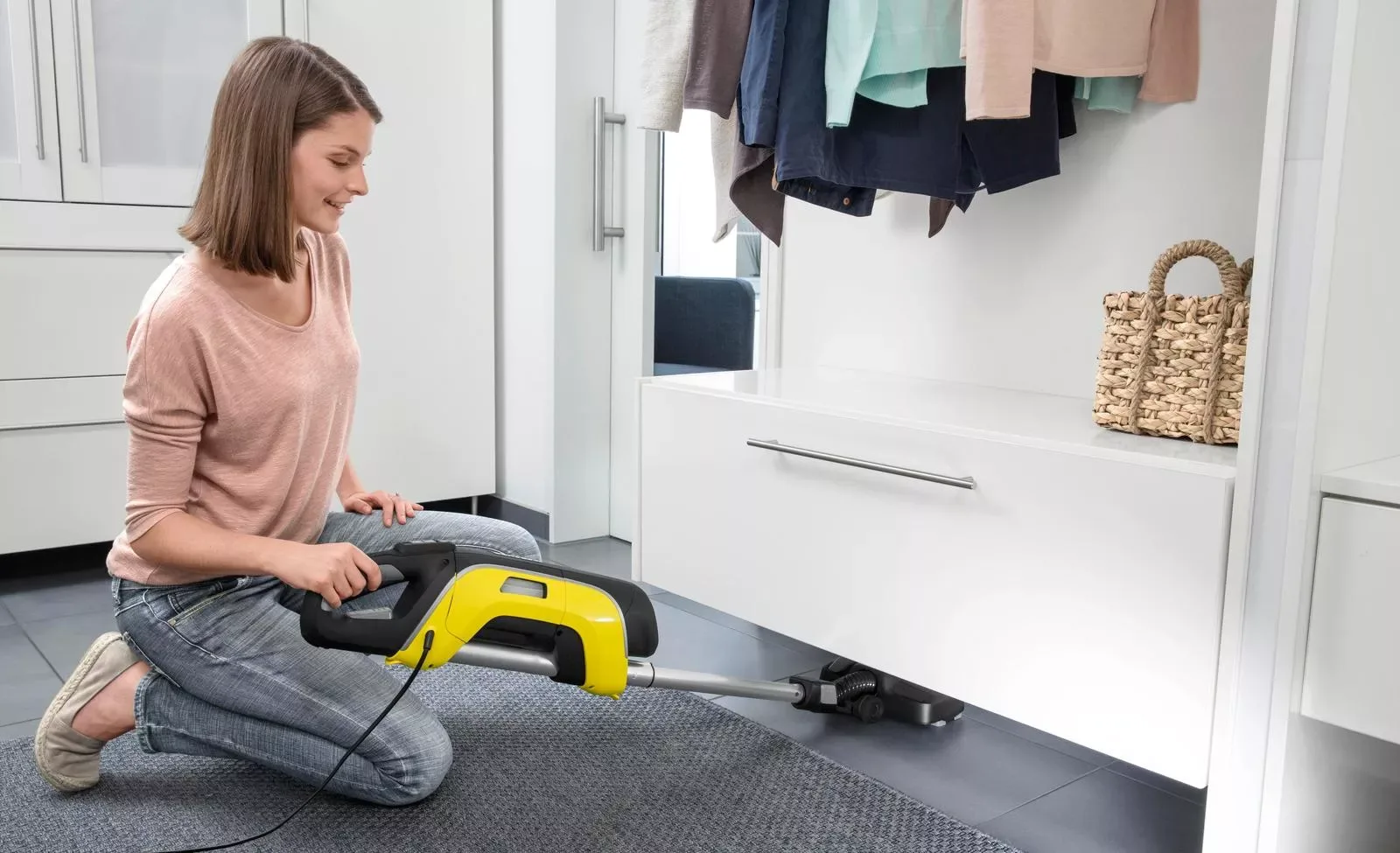 máy hút bụi cầm tay VC 5 Máy hút bụi cầm tay Karcher VC 5 linh hoạt và gọn nhẹ